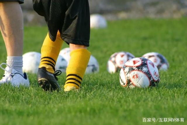 幸无大碍！贺希宁反击遭对手犯规重摔在地 简单调整后继续作战